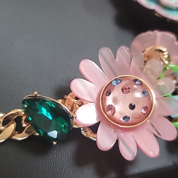Betsey Johnson flower necklace - Picture 5 of 8